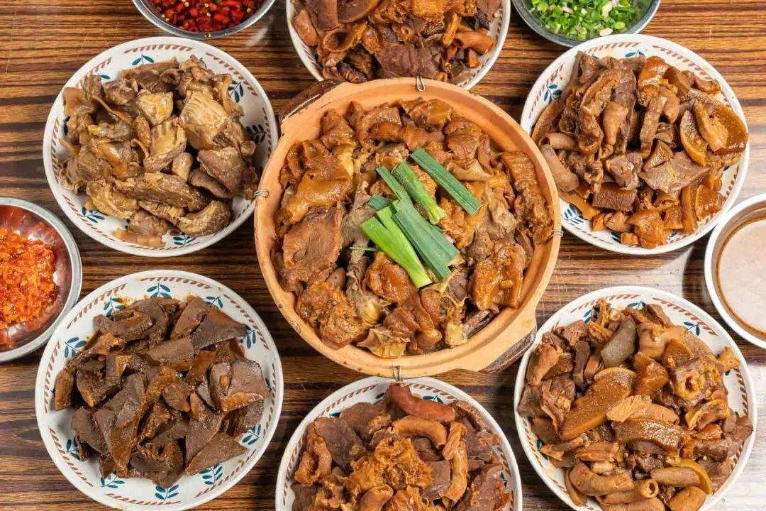 带上你256G的胃，这家牛杂煲吃到你扶墙走！