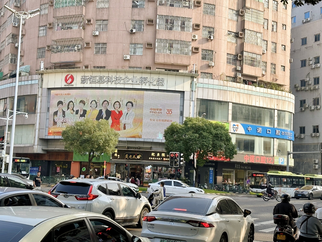 顺德地标LED广告屏｜全城瞩目，新恒基助你领先一步打响品牌知名度！