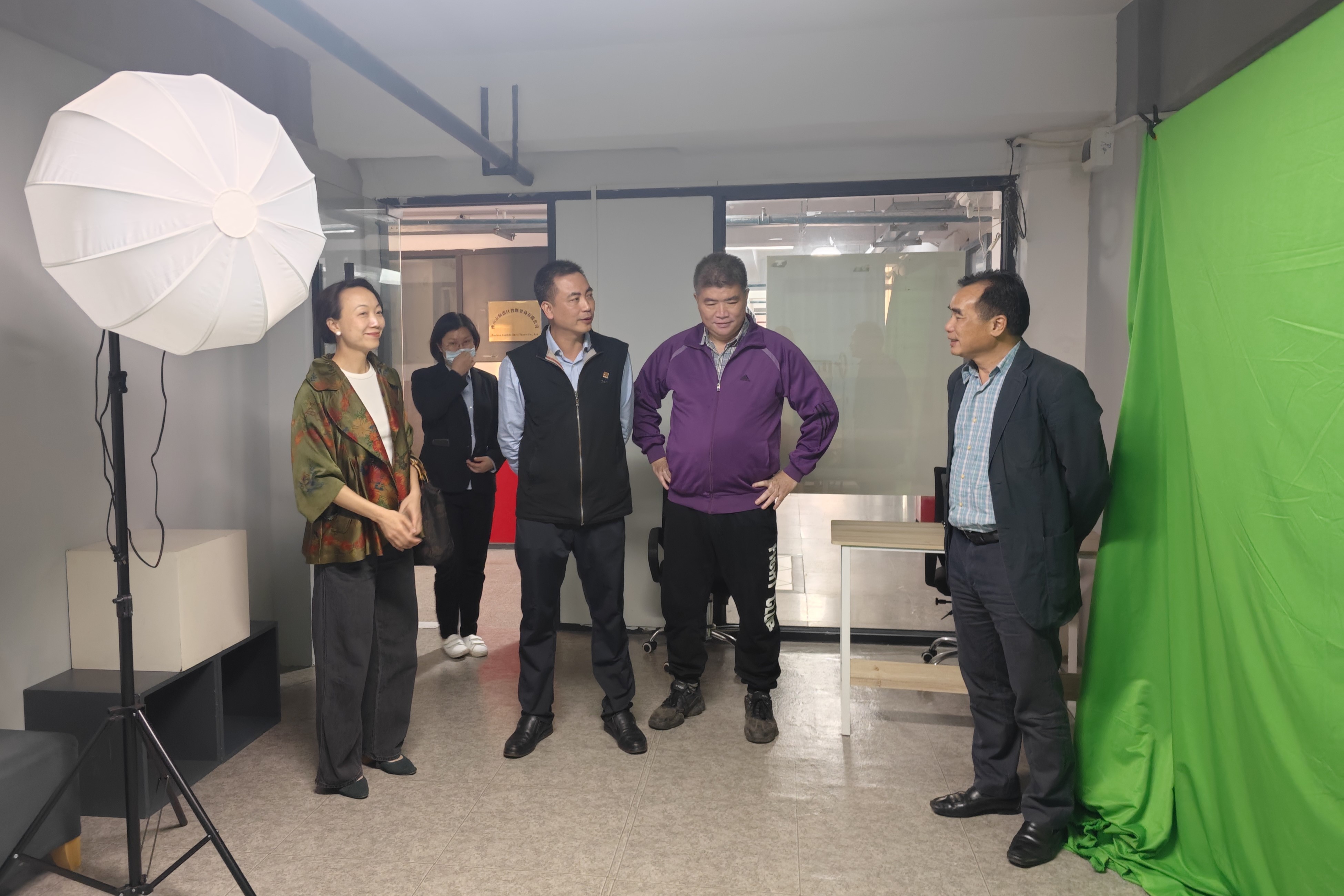 顺德区档案馆副馆长区健彬等领导一行莅临新恒基交流互动